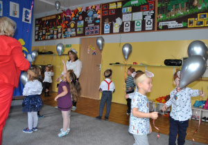 Dzieci bawią się srebrnymi balonikami. Ujęcie 3